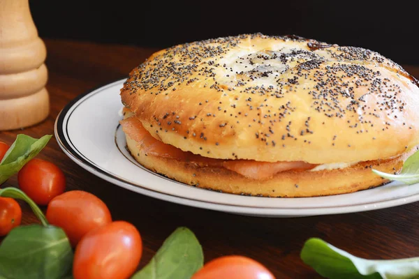 Vista da vicino del bagel di salmone affumicato con crema di formaggio — Foto Stock