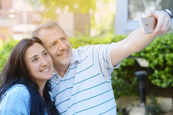 Porträt eines Paares mittleren Alters beim Selfie mit dem Smartphone — Stockfoto