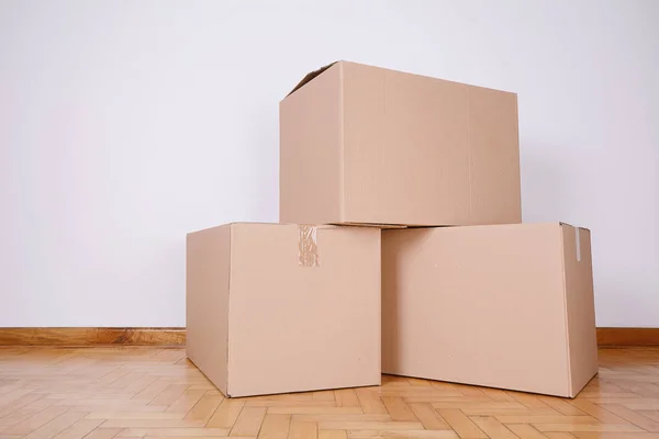 Montón de cajas de cartón en la habitación vacía — Foto de Stock