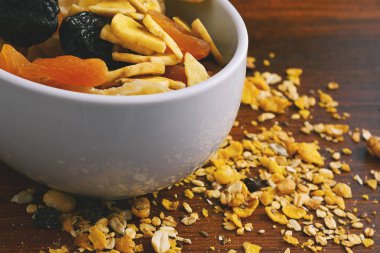 Ahşap arka plan üzerinde farklı Kuruyemiş ile kase