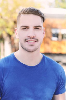 Latin adam kameraya bakan portresi 