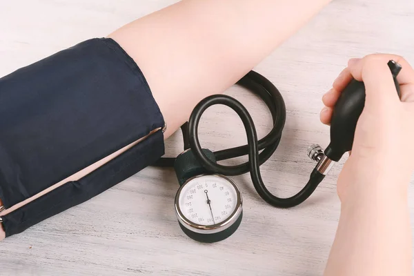 Menutup pandangan orang mengukur tekanan darahnya — Stok Foto