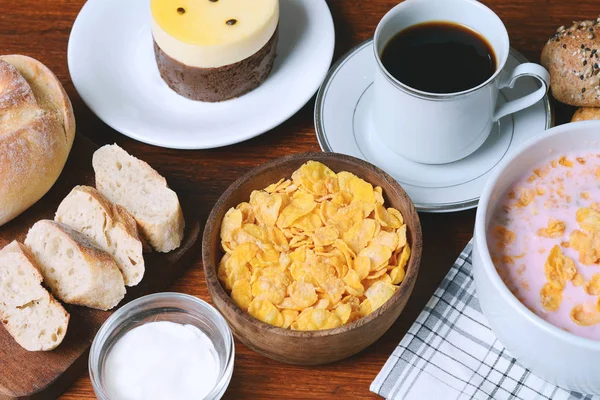 Primer plano de pastel de maracuyá, tostadas, café, yogur, cereales . — Foto de Stock