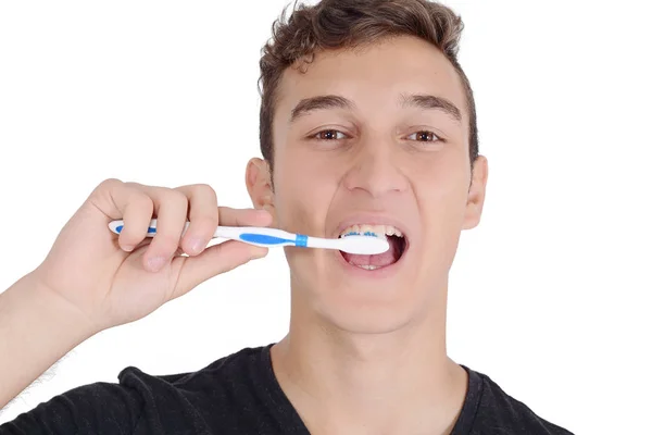 Close up de jovem escovando os dentes — Fotografia de Stock