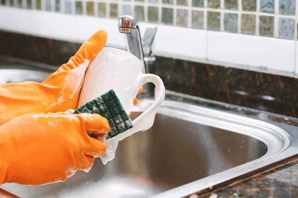 Kezet a mosogatás a spontán gumikesztyűt — Stock Fotó