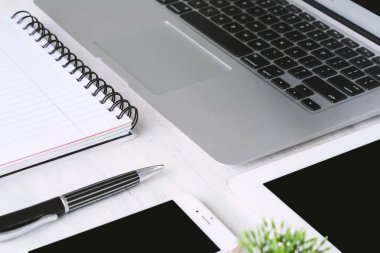 ofis resepsiyon masası bilgisayar ve sarf malzemeleri