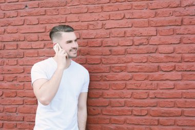 Latince adam telefonda konuşurken