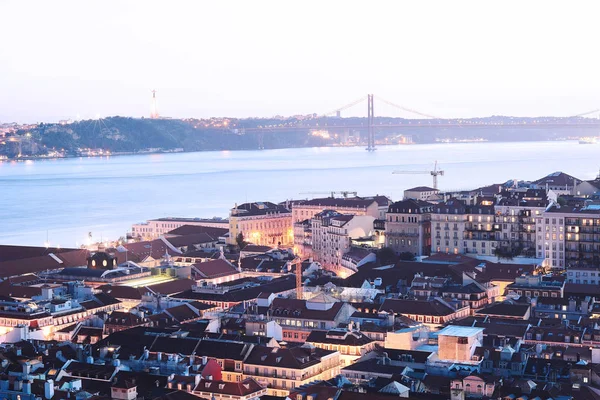 Vista de Lisboa ao pôr do sol . — Fotografia de Stock