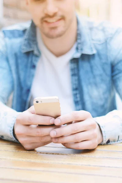 Young man in coffee shop talking on the phone. — Stock Photo, Image