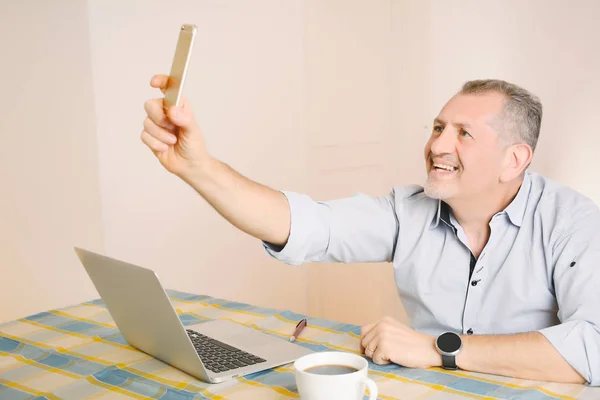 Gelukkig zakenman maken selfie op zijn kantoor — Stockfoto
