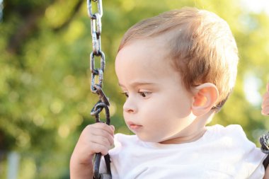 Salıncakta eğleniyor bebek.