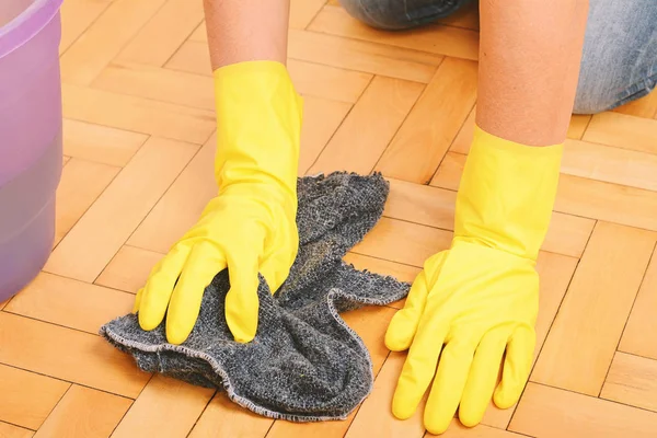 Primer plano de la mujer limpiando el suelo con tela — Foto de Stock