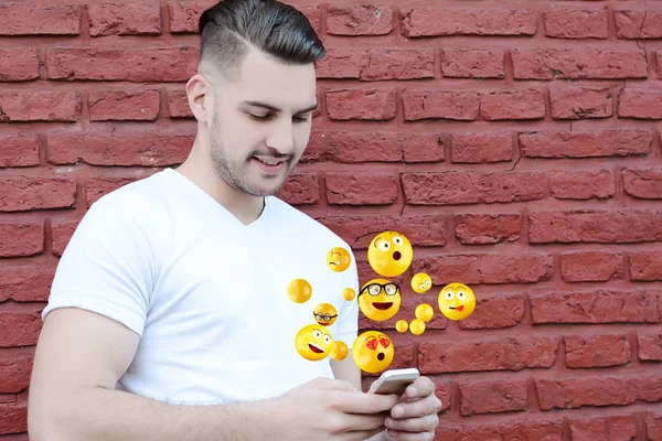 Hombre usando el teléfono inteligente enviar emojis . —  Fotos de Stock