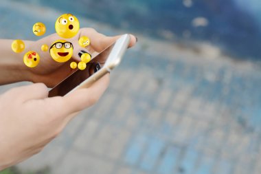 Emojis gönderme smartphone kullanan kadın.