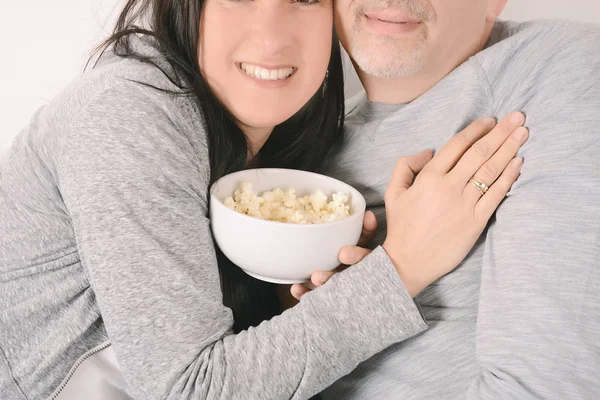 Latinský pár středního věku jíst popcorn a sledování filmu — Stock fotografie