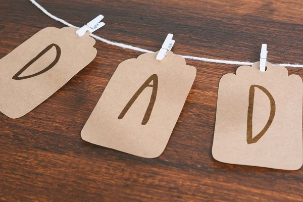 Apa üzenetet írt címkék lóg a clothespins a fa bac — Stock Fotó