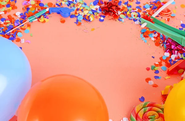 Blick von oben auf bunte Party Konfetti Hintergrund mit Platz für te — Stockfoto