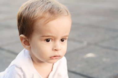 Bebek çocuk sokakta portresi