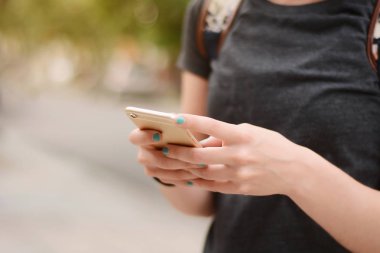 Kadının el manifatura ile smartphone, yakın çekim