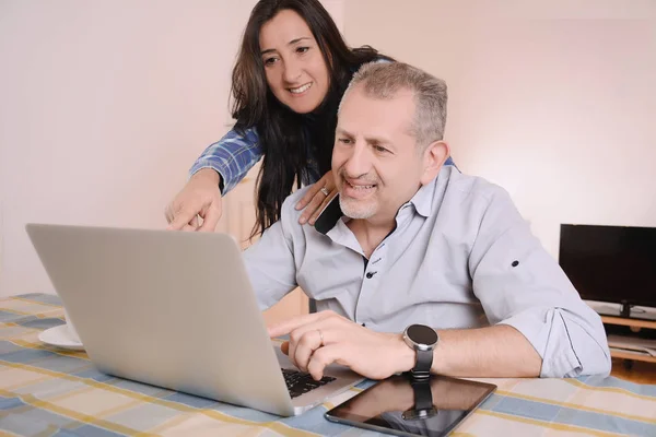 Retrato de casal usando laptop em casa — Fotografia de Stock