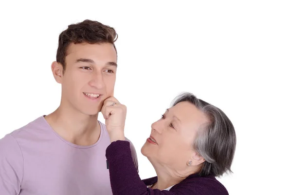 Büyükanne teen torunu yanağından öpmek — Stok fotoğraf