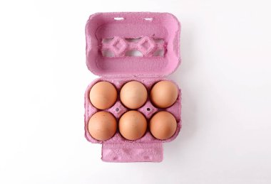 Altı kahverengi yumurta Üstten Görünüm kutusunda