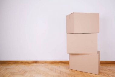 Boş odada yığın karton kutular