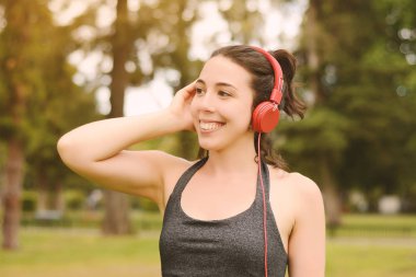 Kırmızı kulaklık dinleme genç güzel kadın portresi 