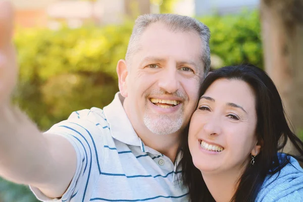 Happy middle-aged couple taking selfie — Stock Photo, Image