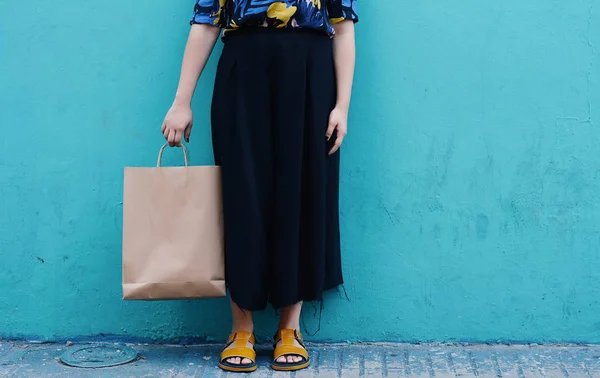 Primo piano di giovane ragazza con shopping bag . — Foto Stock