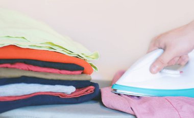 Ütü Masası üzerinde mavi gömlek Ütü adam görünümünü kapat 