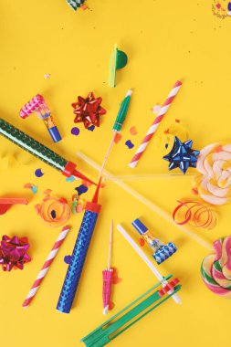 Doğum günü objets ile renkli parti çerçeve 