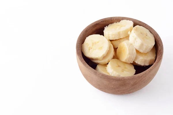 Закрыть вид на деревянную чашу с банановыми слайсами — стоковое фото