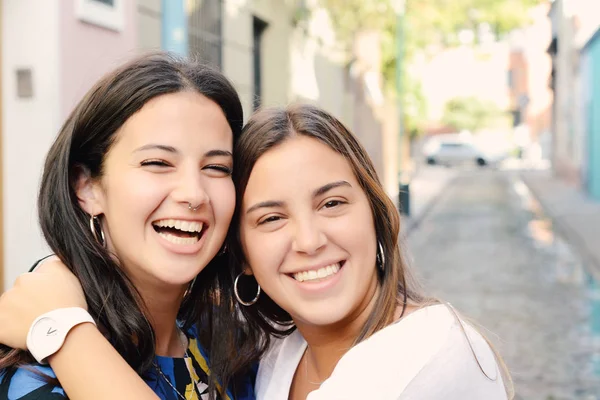 Dois melhores amigos, sorrindo e se divertindo juntos . — Fotografia de Stock