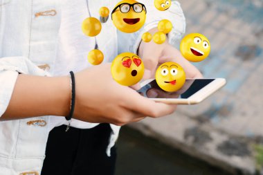 Emojis gönderme smartphone kullanan kadın.