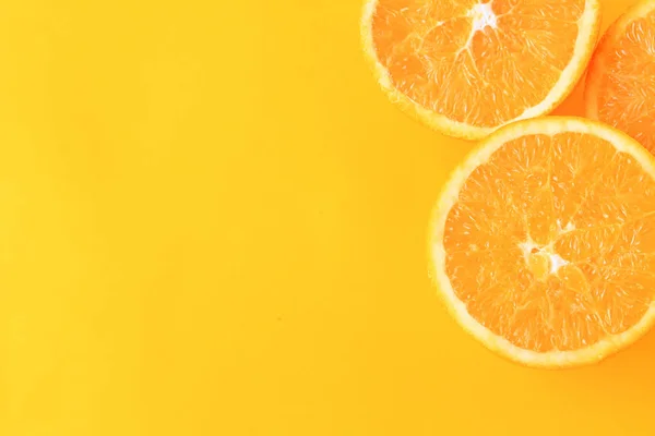 Primer plano de rodajas de naranja sobre fondo amarillo — Foto de Stock