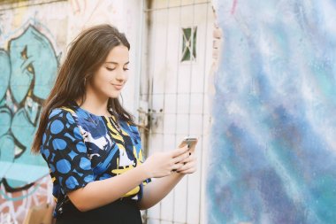 Genç güzel kadın onun smartphone sahip iletileri gönderme