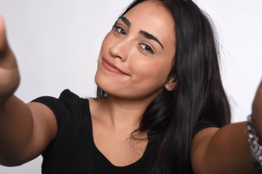 Genç bir kadın selfie çekiyor.