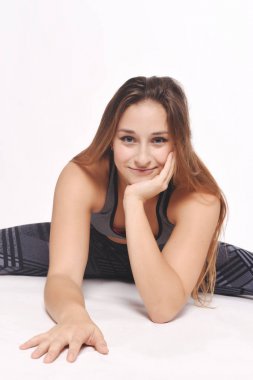 Egzersiz yapan genç kadın..