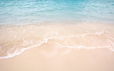 Mavi Dalgalar kıyıya haddeleme ile plaj