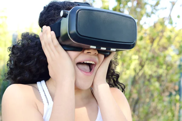 Jeune femme testant des lunettes VR . — Photo