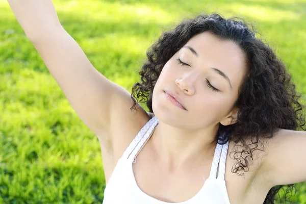 Young woman expressing freedom outdoors. — Stock Photo, Image