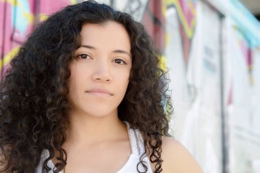 Graffiti duvar karşı genç kadın.