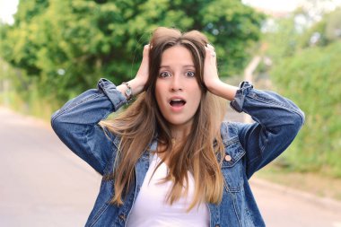 Sürpriz ifade olan kadın. Açık.