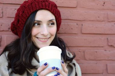 Sıcak kahve tutan genç kadın portresi