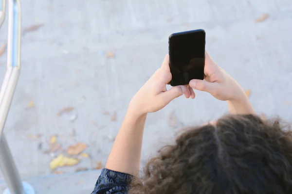 Latin nők gépelés a telefonját — Stock Fotó