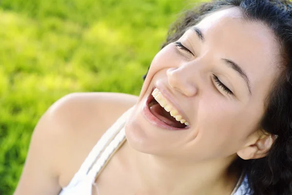 젊은 라틴 여자 p에 화창한 여름 날에 행복 한 미소 — 스톡 사진