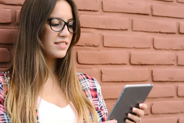 Retrato de una mujer joven usando su tableta . — Foto de Stock