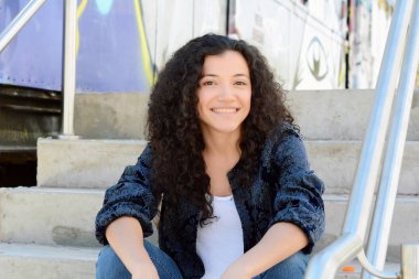 Graffiti duvar karşı genç kadın.