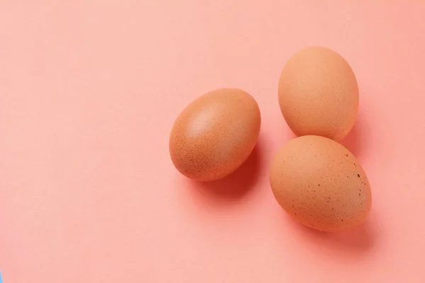 Vue du dessus de deux œufs bruns — Photo